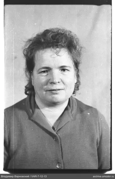 Porträt einer Frau im dunklen Jacke