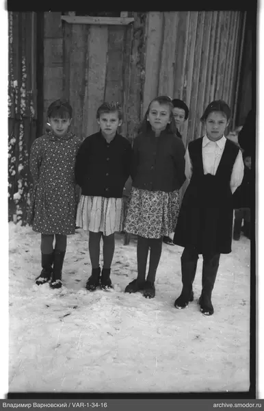 Gruppenporträt von Mädchen im Schnee