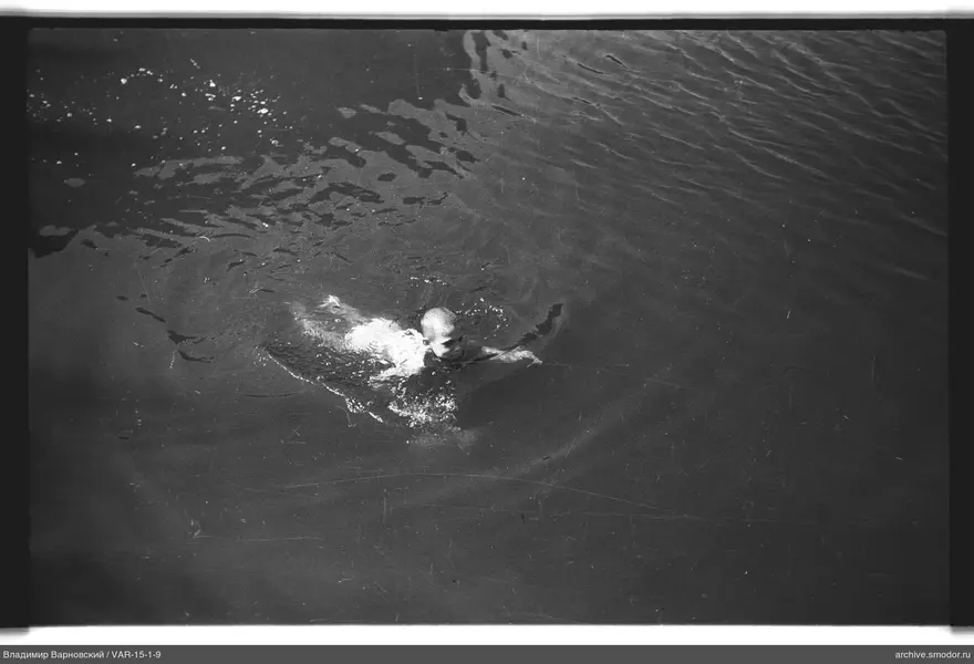 Junge schwimmt im Wasser