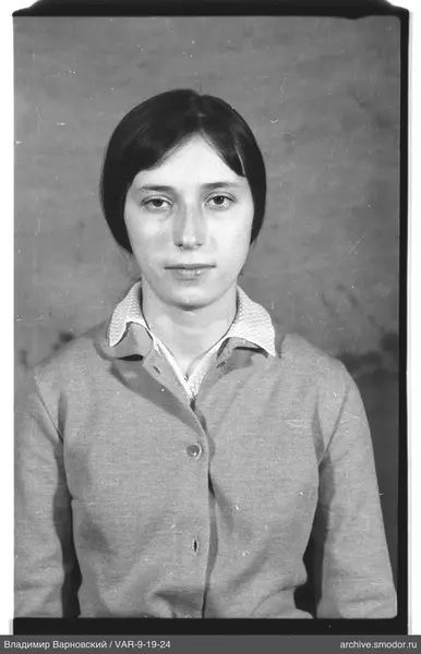 Porträt einer Frau in hellem Cardigan
