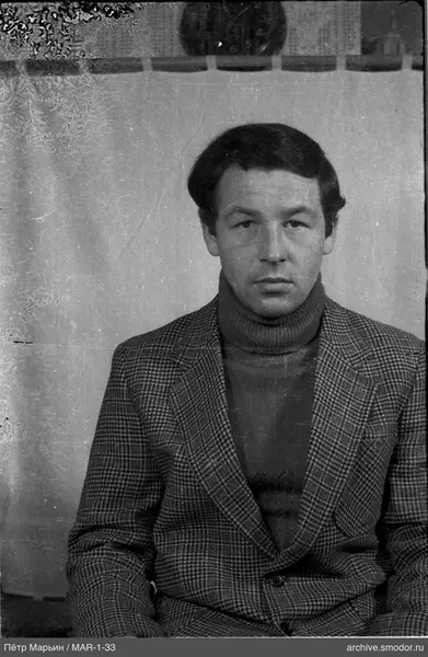 Портрет мужчины в клетчатом пиджаке