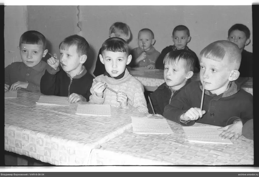 Gruppe von Jungen beim Lernen