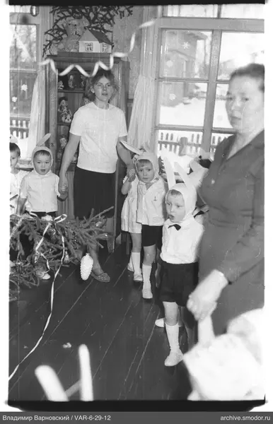 Kinder in Hasenohren-Kostümen