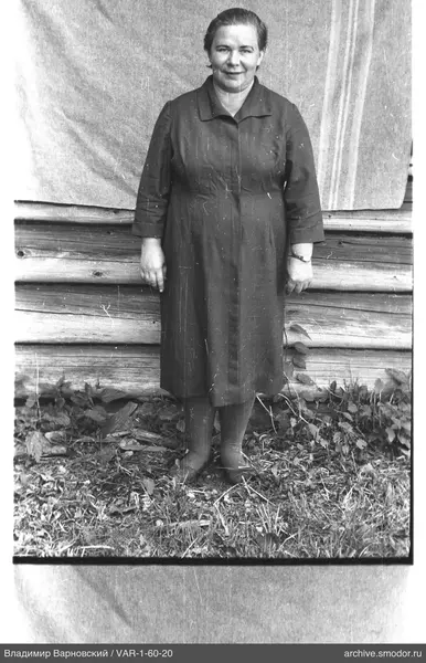 Full-length portrait of a woman in dark dress