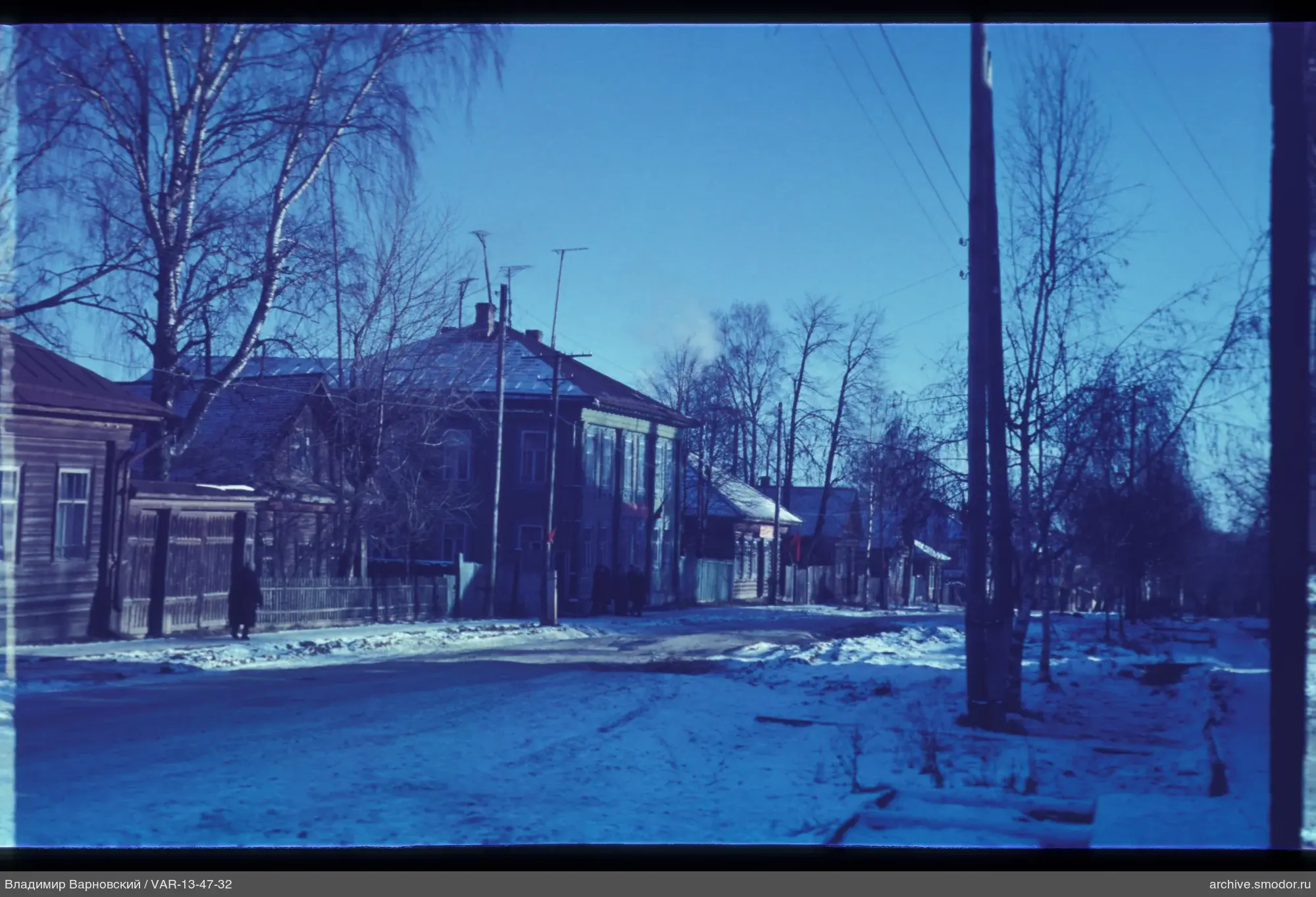 Straße mit Häusern und Bäumen