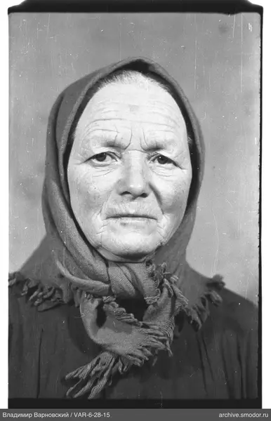 Porträt einer Frau mit Kopftuch