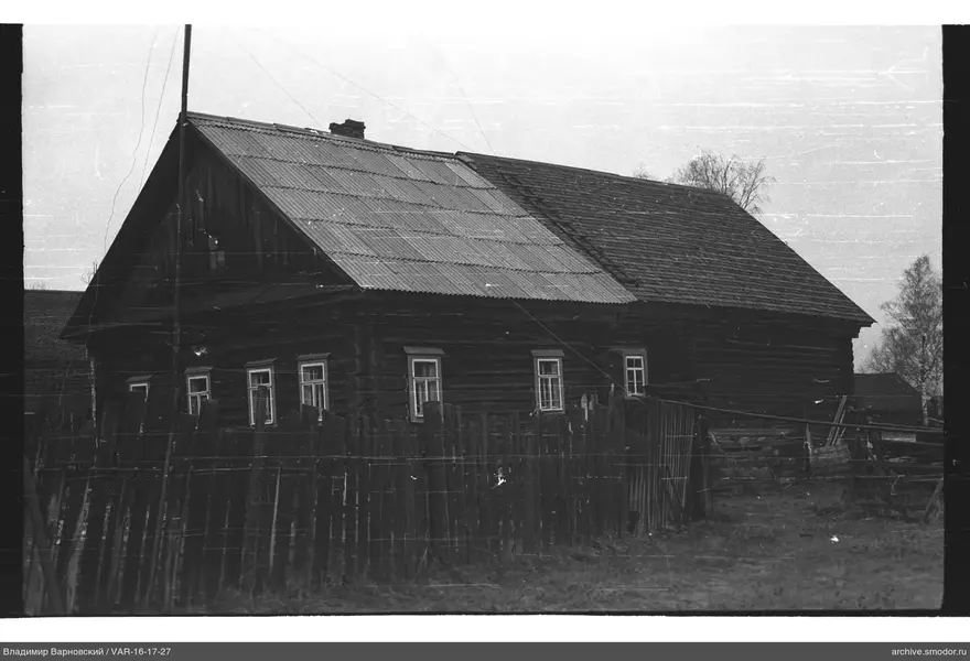 Holzhaus mit zwei Satteldächern