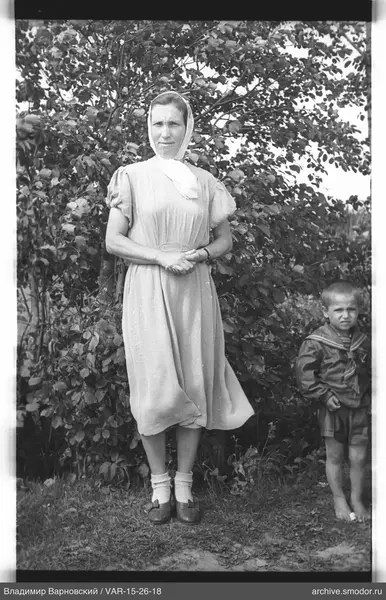Frau und Junge im Freien