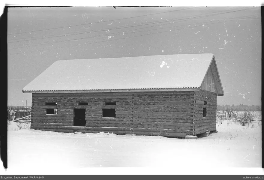 Eingeschossiges Holzgebäude im Schnee