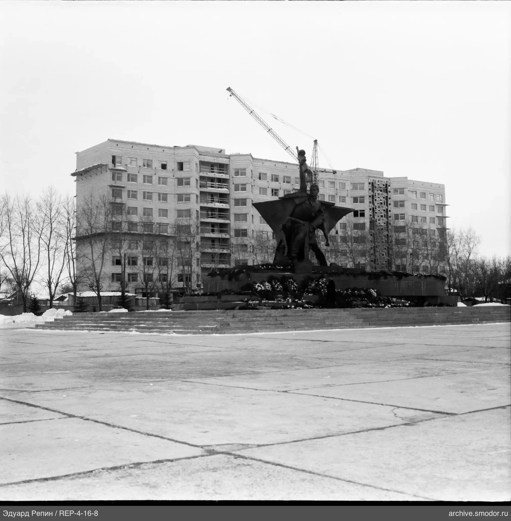 Деталь памятника и городской пейзаж