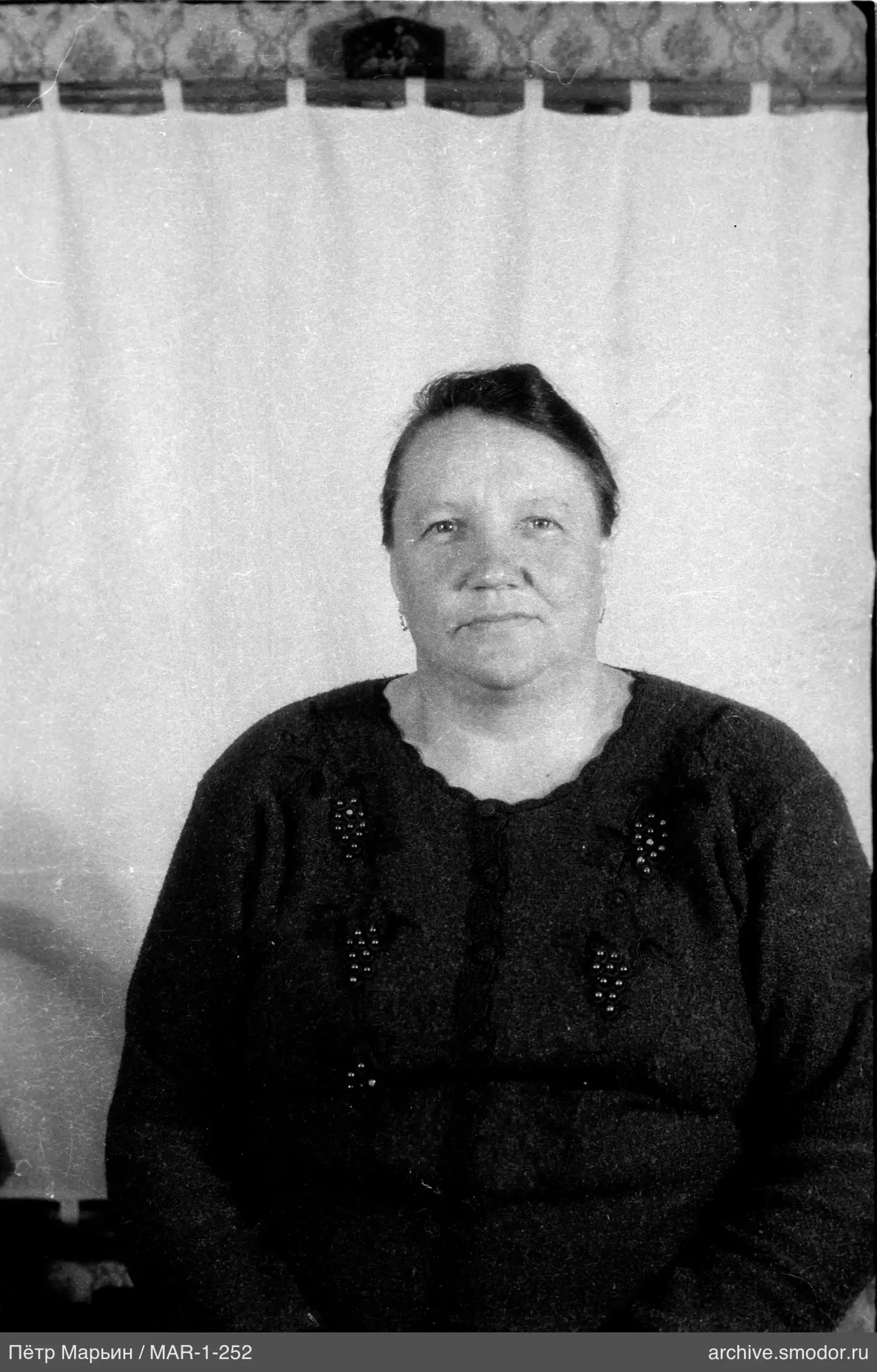 Porträt einer Frau im dunklen Pullover