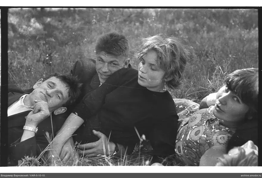 Gruppe von Menschen auf dem Gras