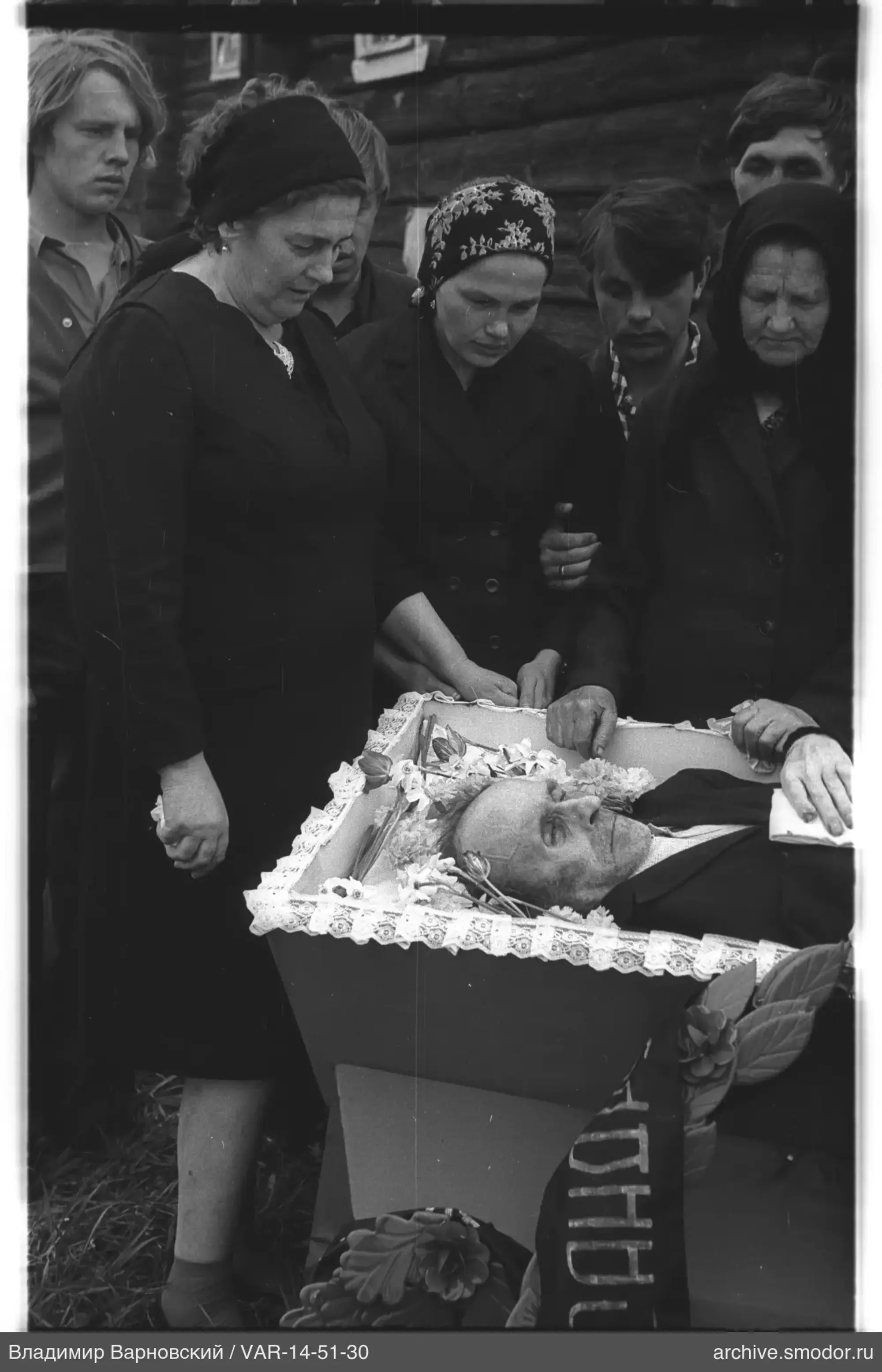 Группа у открытого гроба