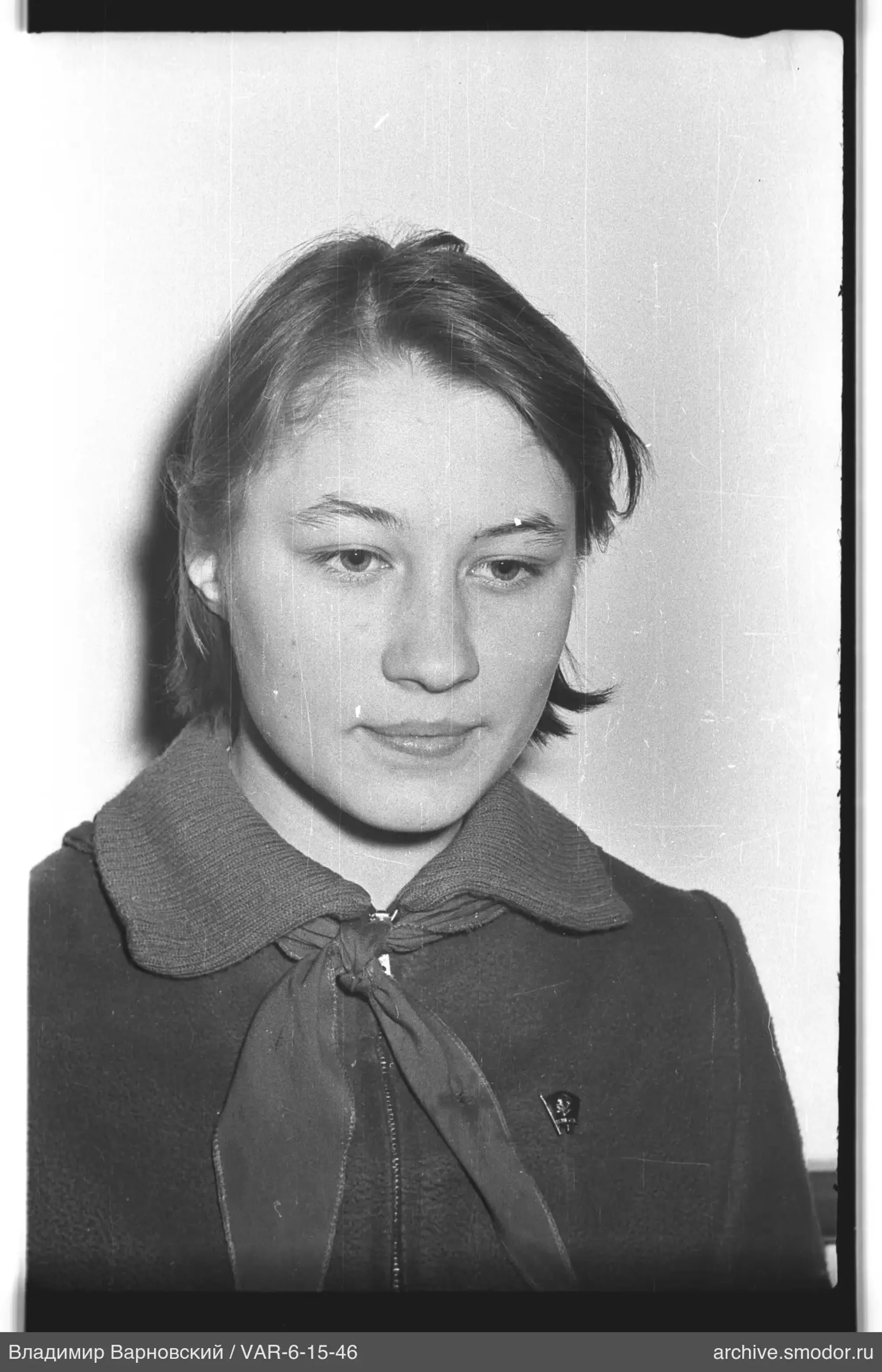 Портрет женщины в тёмном пальто