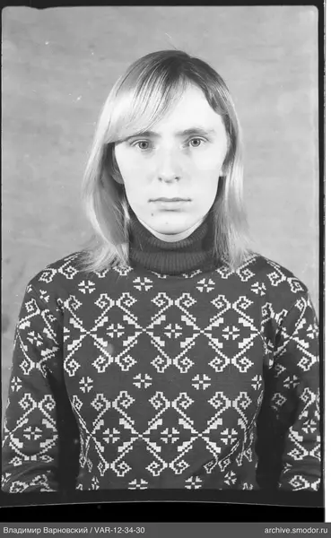 Porträt einer Frau im gemusterten Pullover
