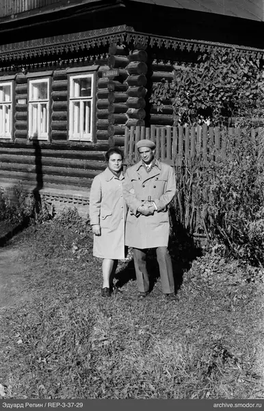 Мужчина и женщина у деревянного дома