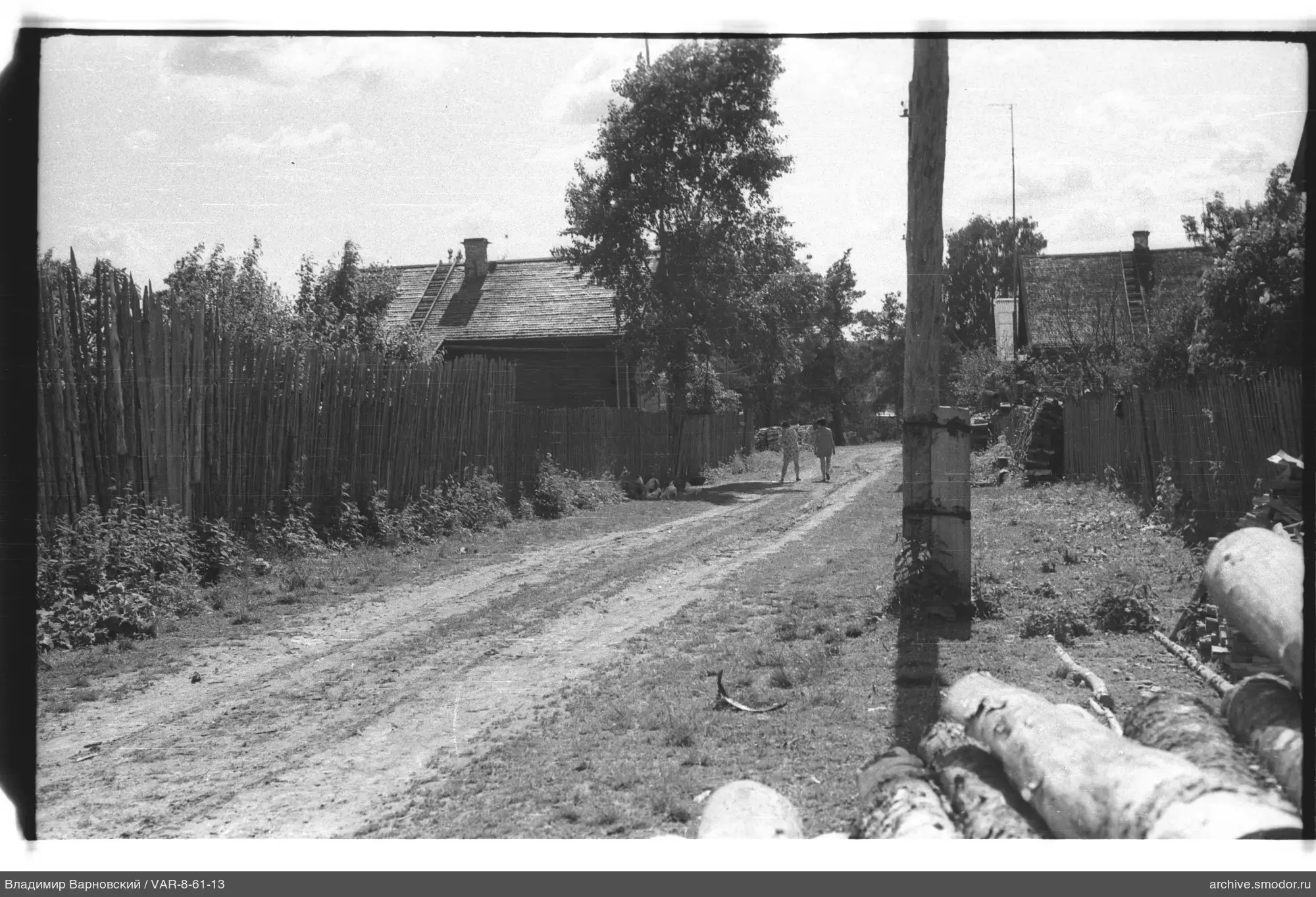 Erdstraße mit Menschen und Hühnern
