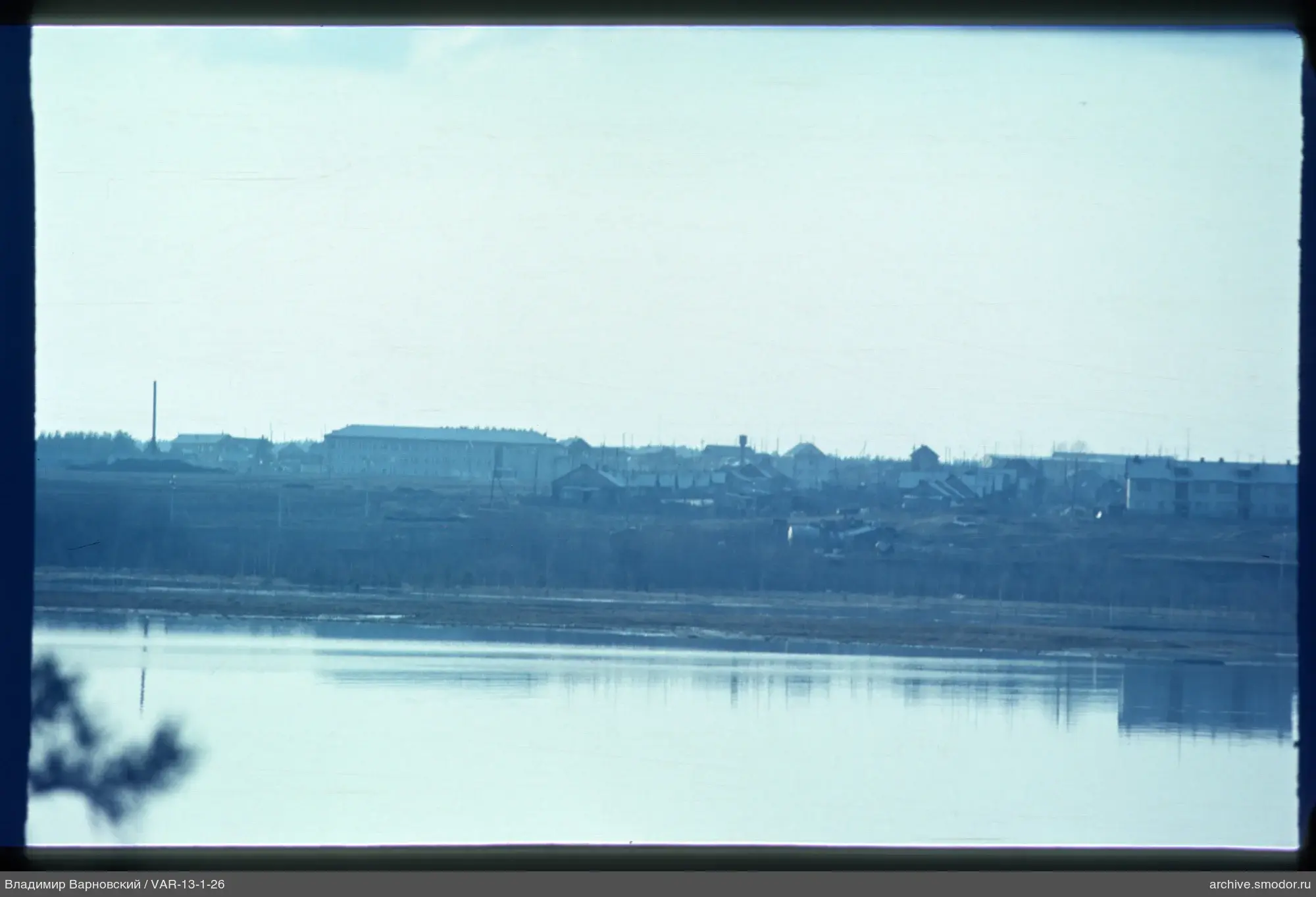 Blick auf Wasser und Gebäude am Horizont