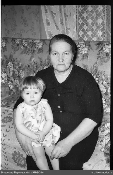 Женщина и ребёнок на диване