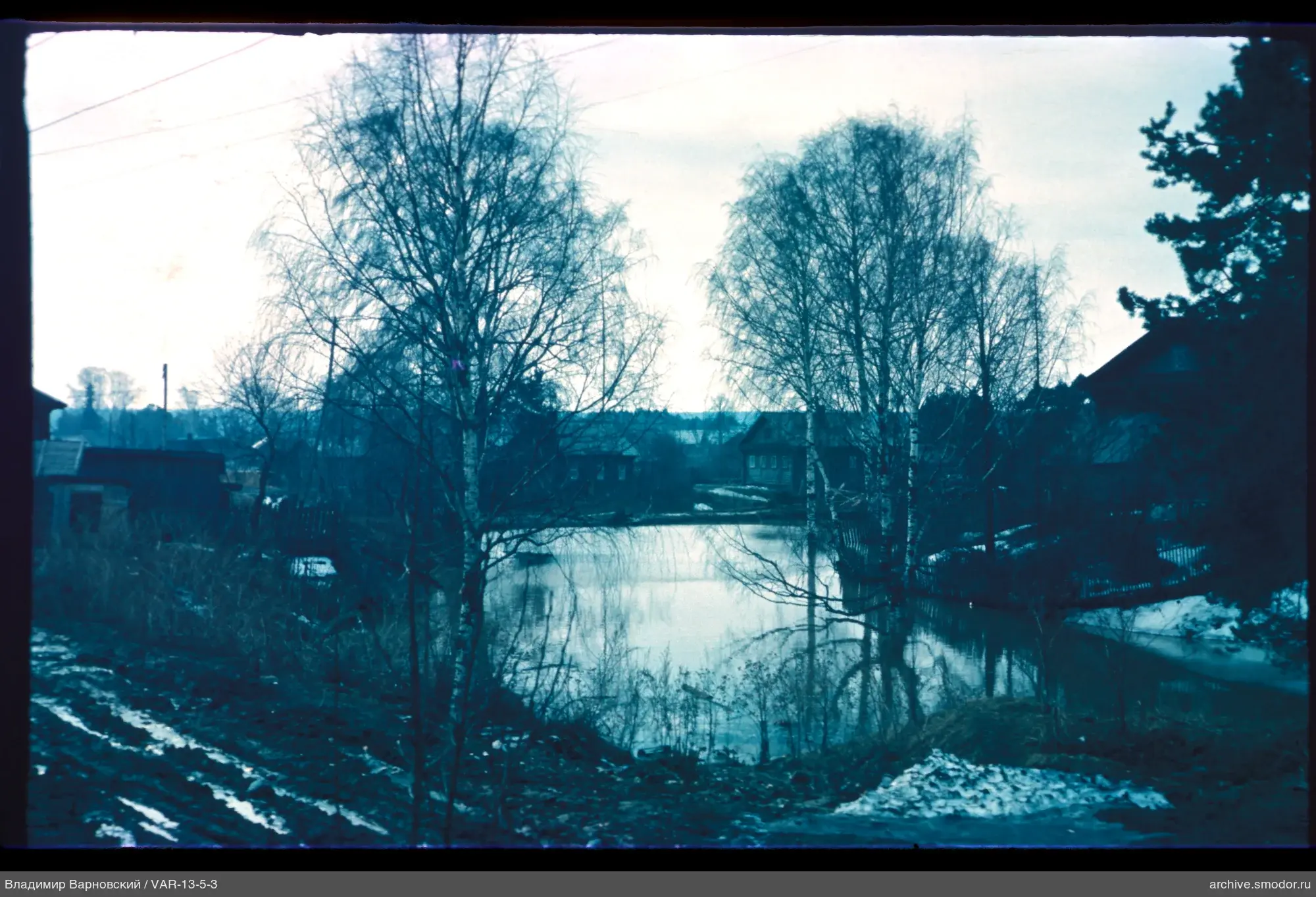 Kleiner Teich mit Bäumen und Häusern