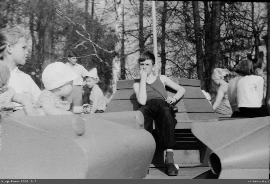 Kinder auf einem Spielplatz