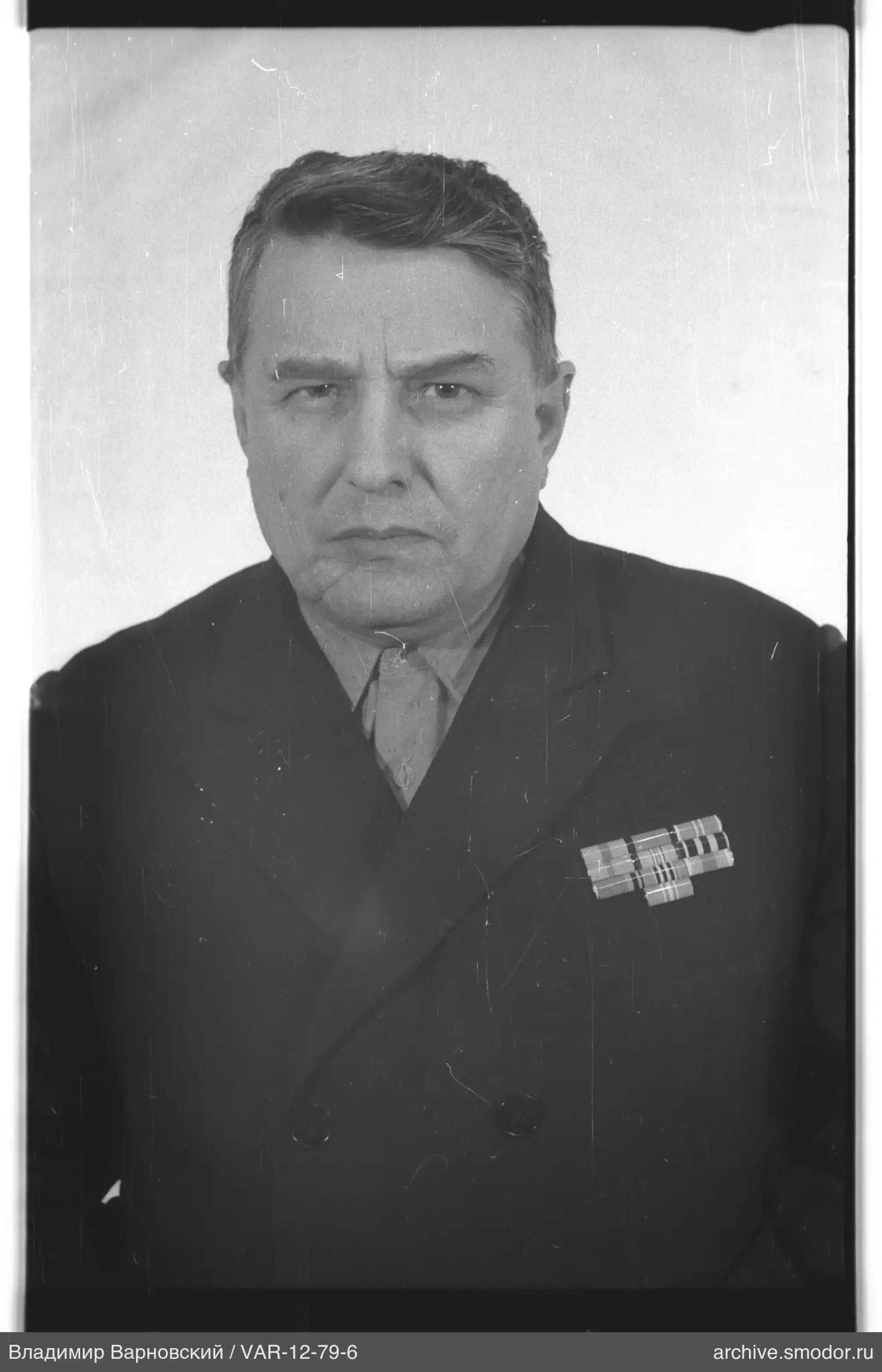 Портрет мужчины в пиджаке с наградами