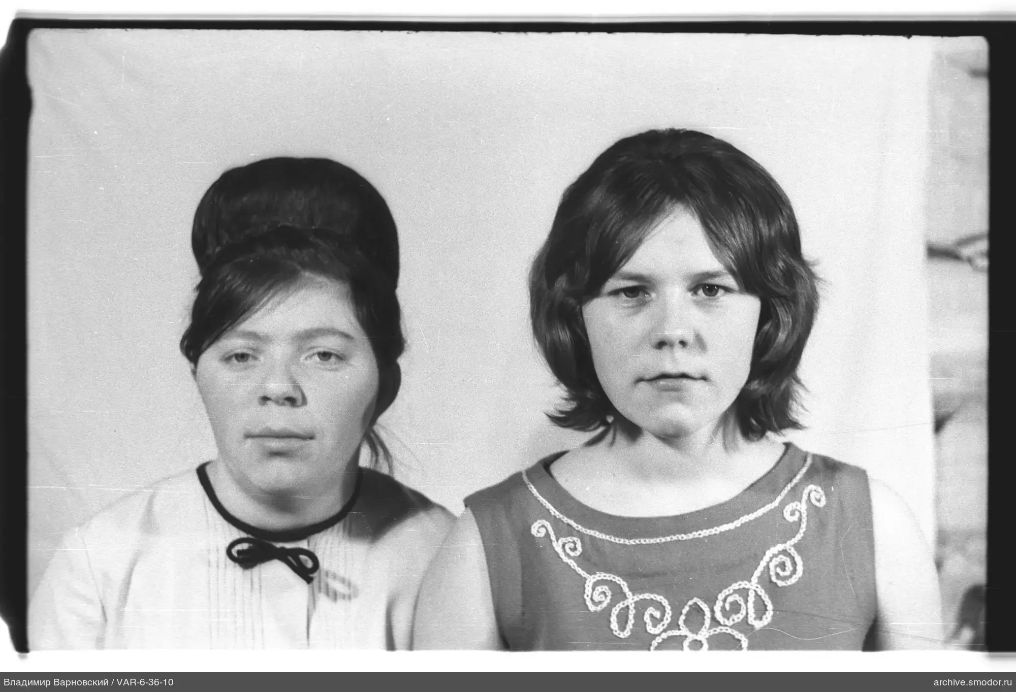 Две женщины на групповой фотосъемке