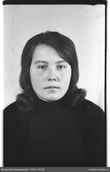 Porträt einer Frau in dunklem Pullover