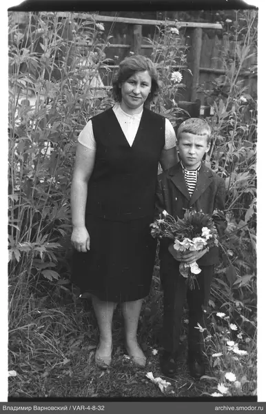 Frau und Junge mit Blumenstrauß