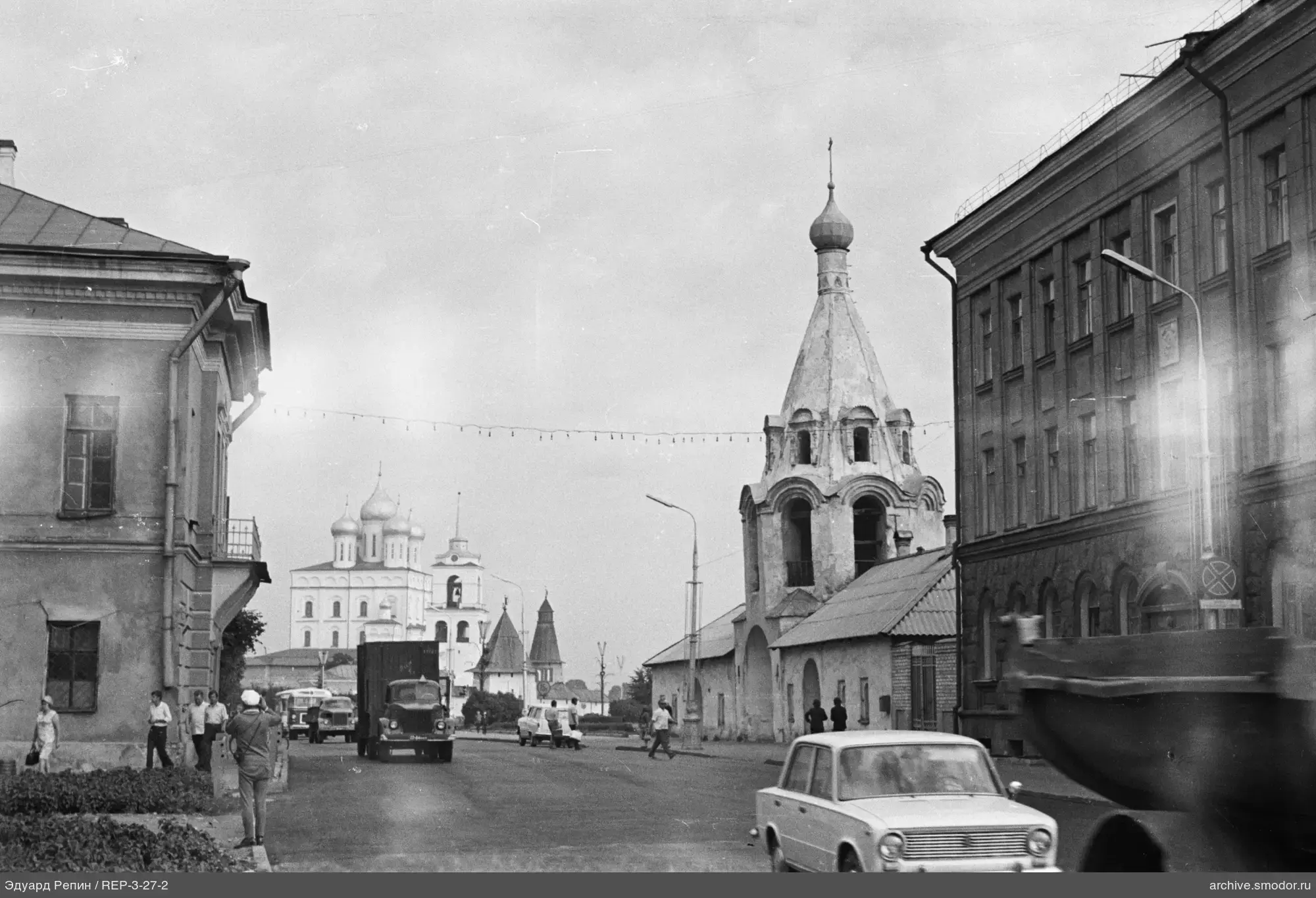 Улица с зданиями и церковной колокольней