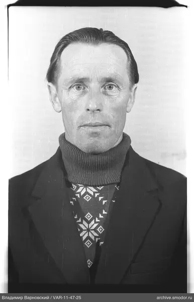 Porträt eines Mannes in dunklem Jacke und Pullover