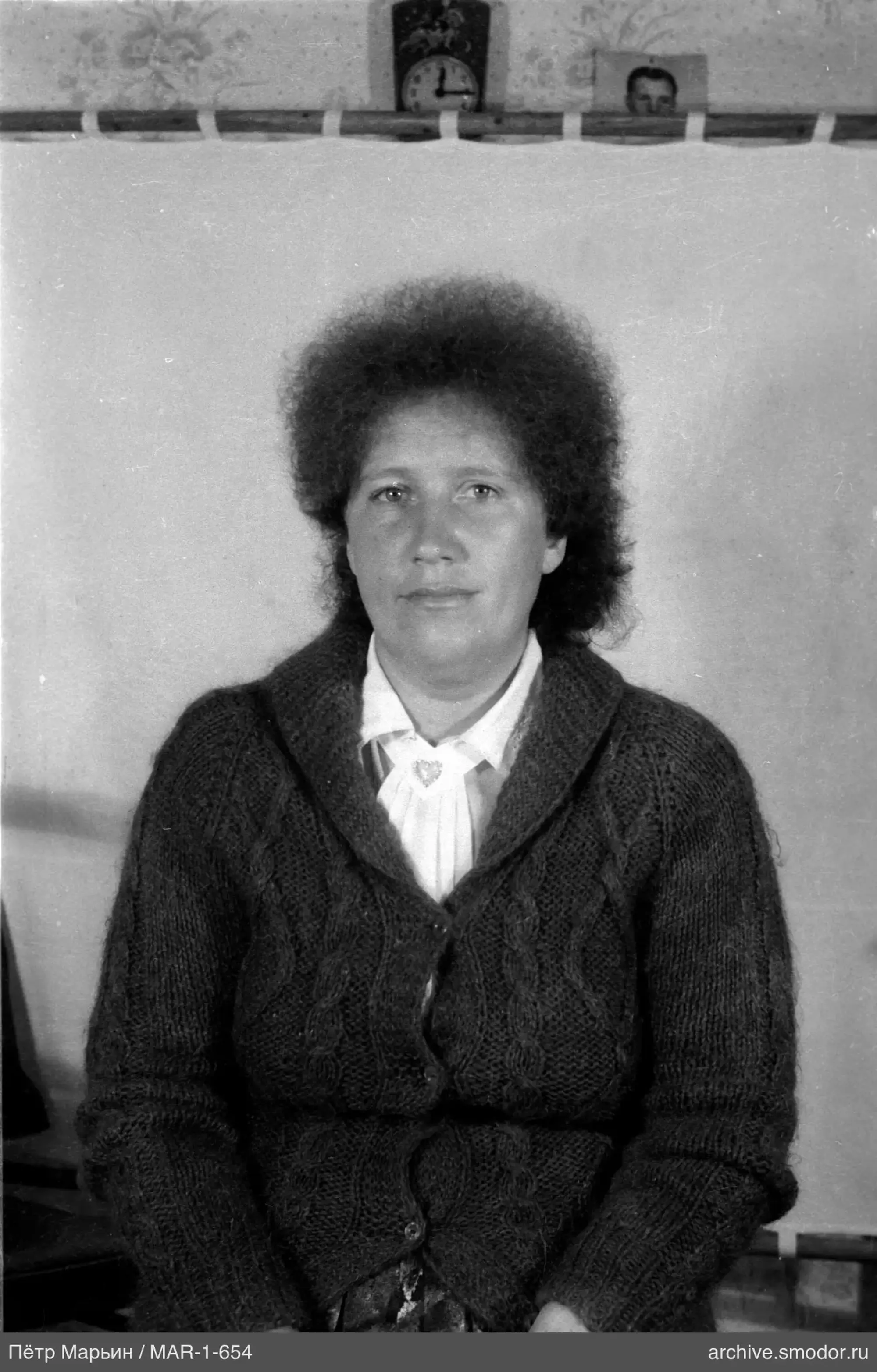Портрет женщины в кардигане