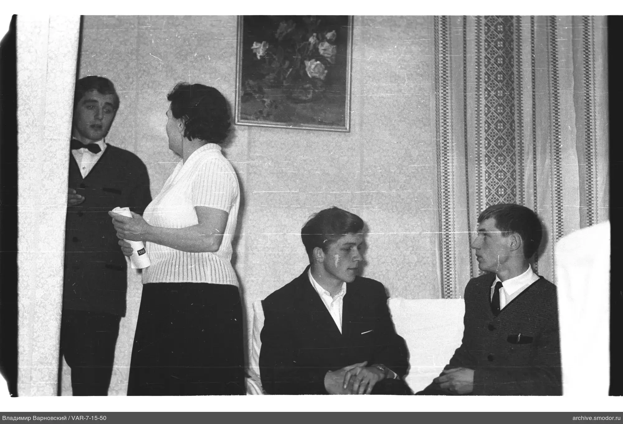 Gruppe von vier Personen im Raum