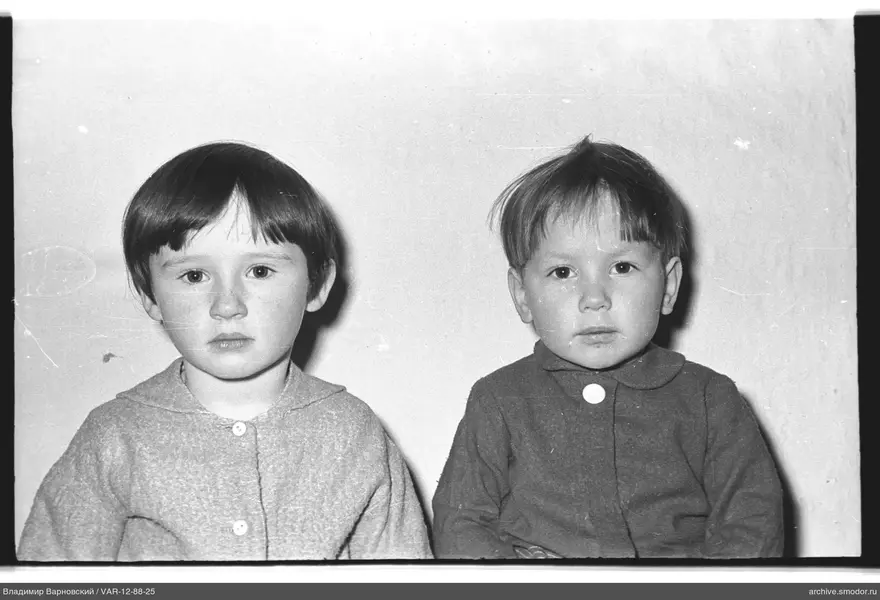 Porträt von zwei Kindern