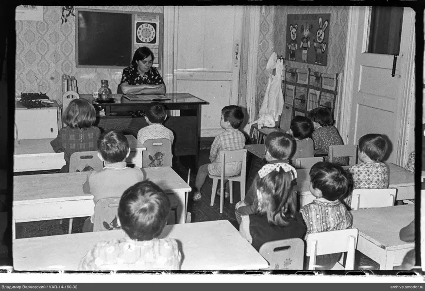 Frau mit Kindern im Raum