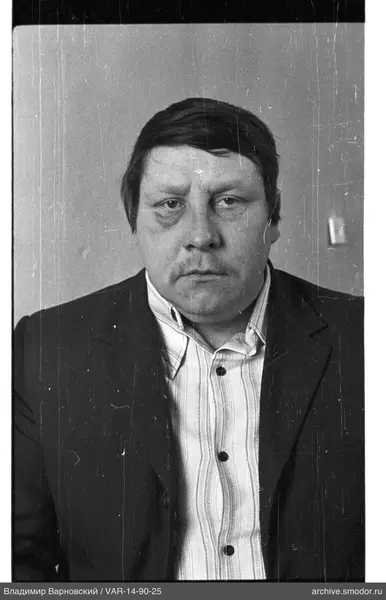 Портрет мужчины в пиджаке и рубашке