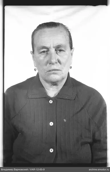Porträt einer Frau in dunklem Cardigan