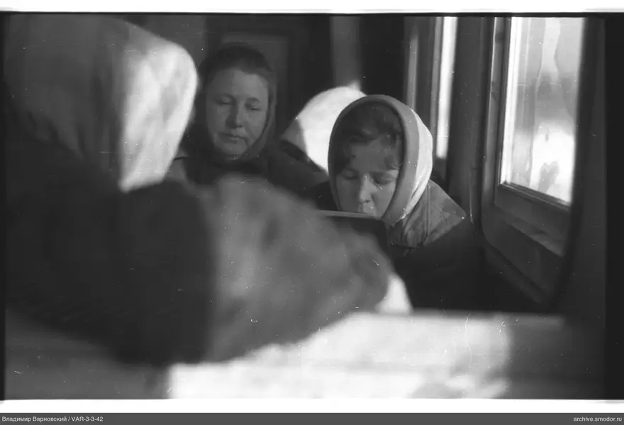 Frauen mit Kopftüchern am Fenster