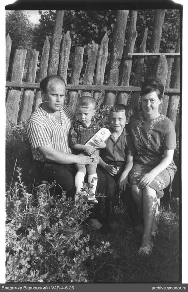 Gruppenporträt mit Kindern und Frau