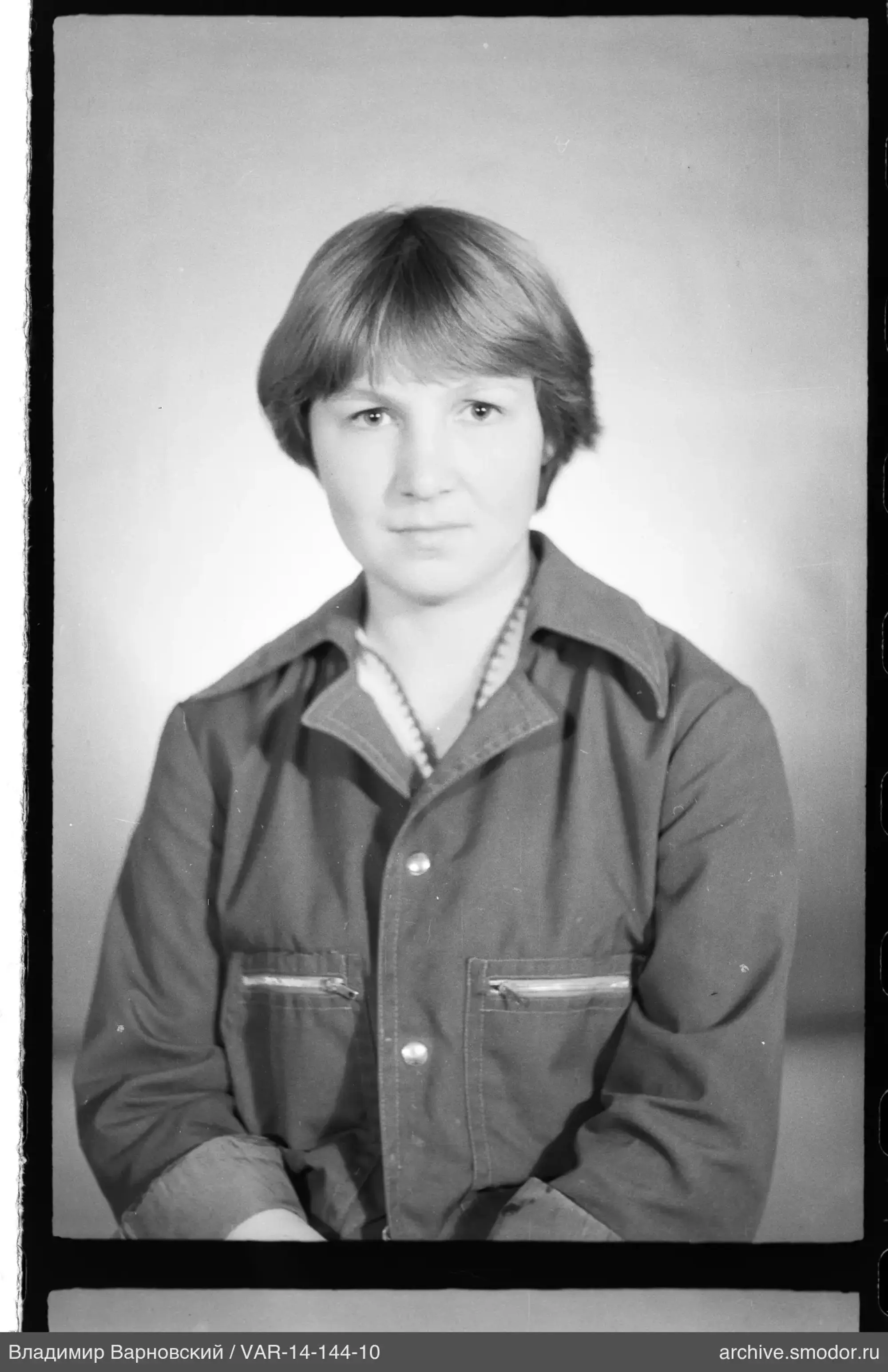 Porträt einer Frau in Jacke und Hemd