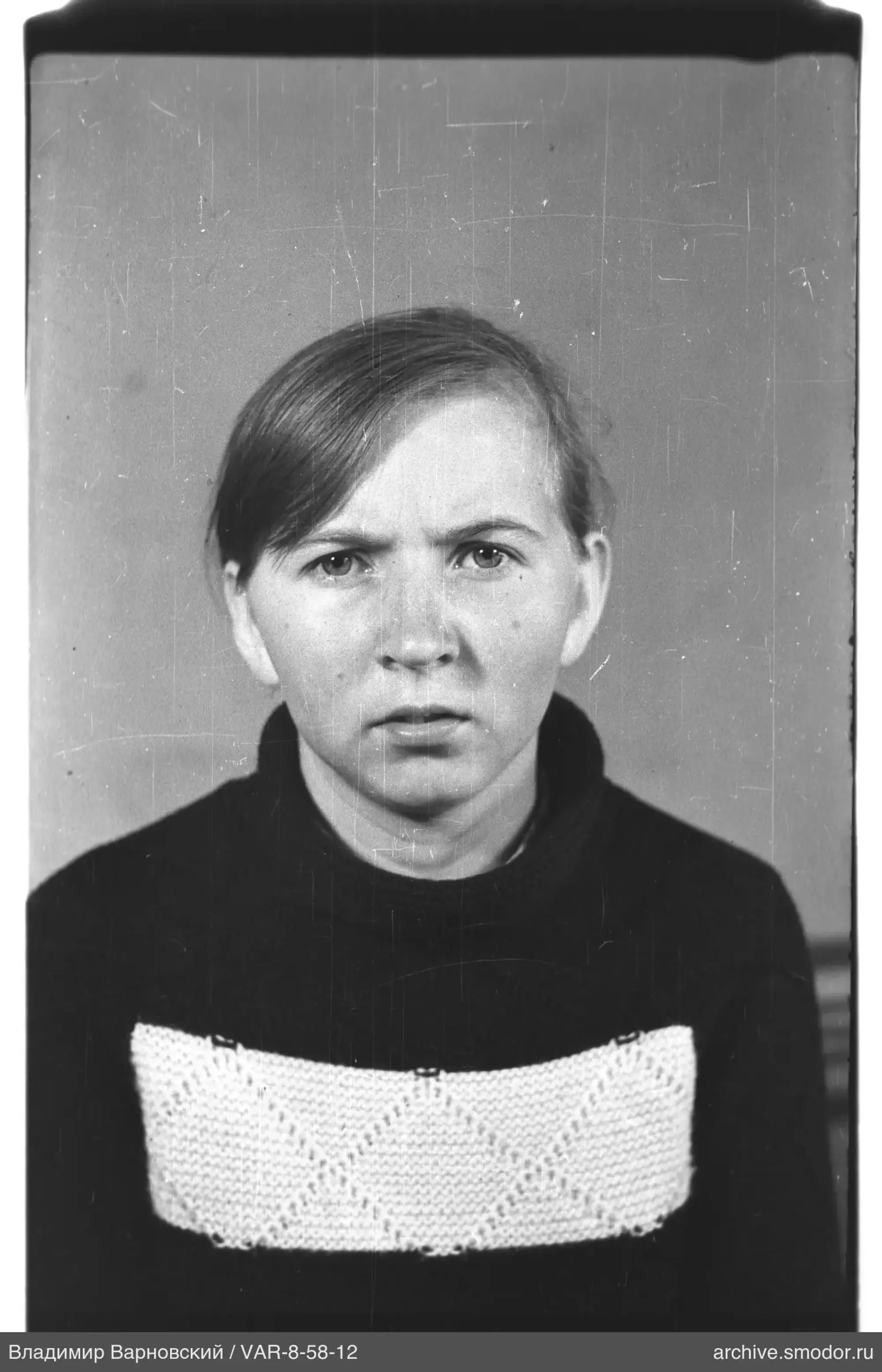 Porträt einer Frau in dunklem Pullover