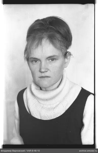Porträt einer Frau in Pullover und Kleid