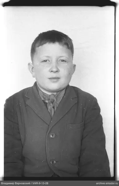 Porträt eines Jungen im dunklen Jacke