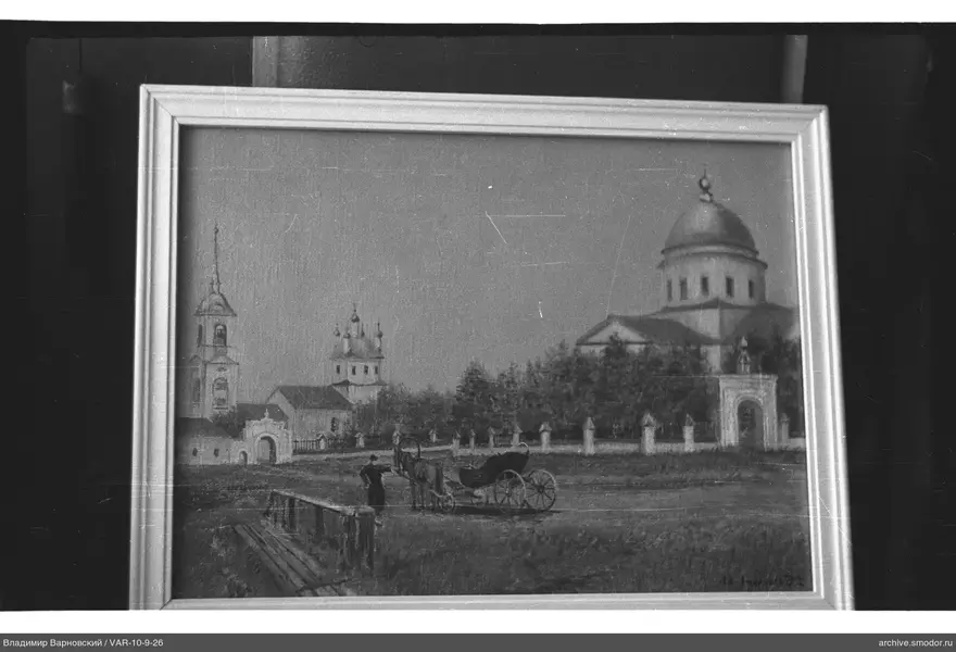 Картина с церковными зданиями и каретой