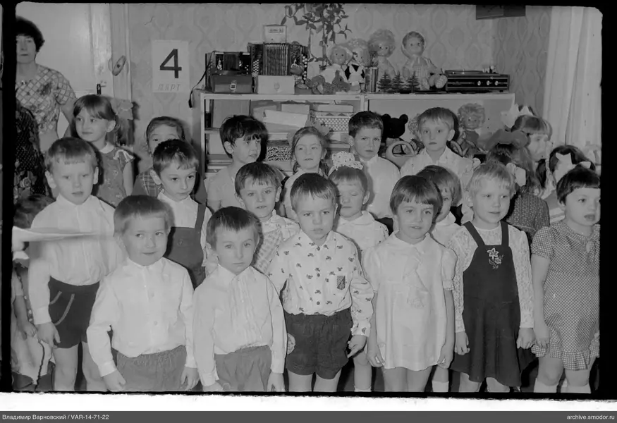Gruppenporträt von Kindern und Frau