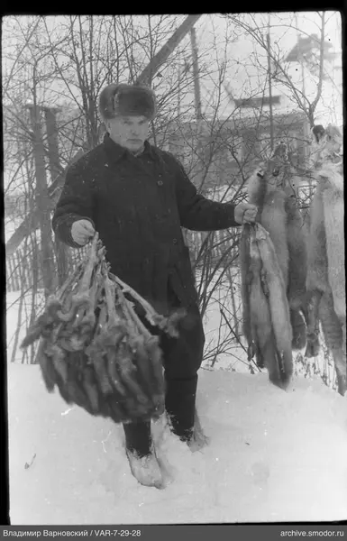 Мужчина с шкурами в снегу