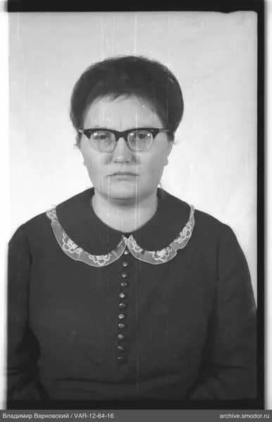 Porträt einer Frau in dunklem Kleid