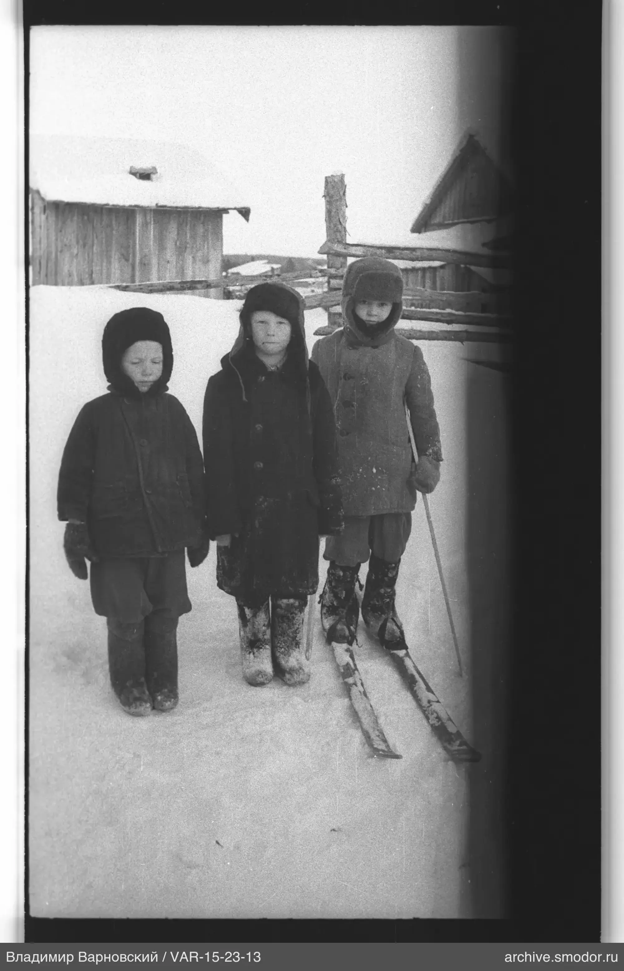 Gruppenporträt von Kindern im Schnee