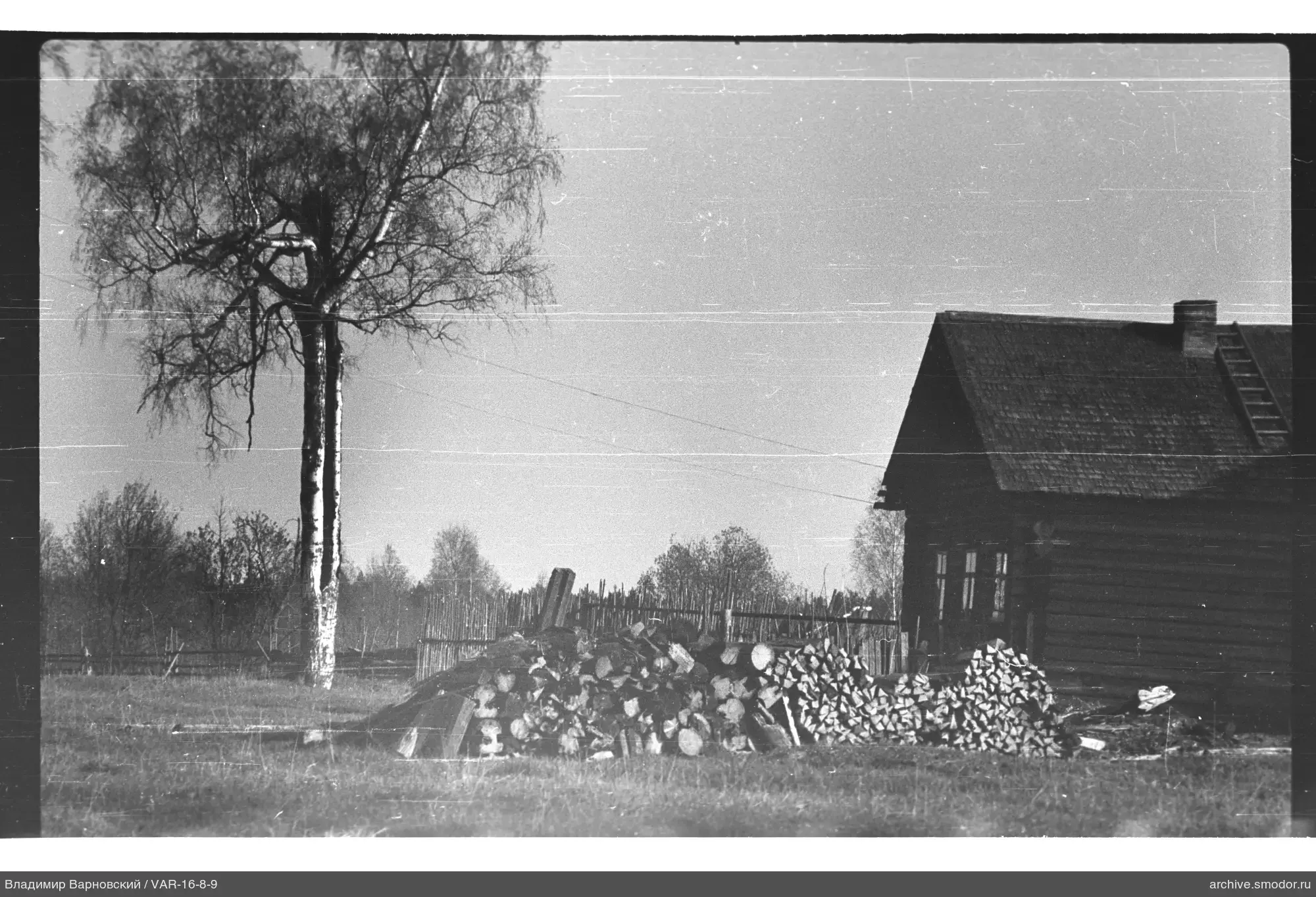 Holzstapel und Holzhaus