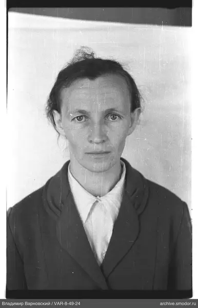 Porträt einer Frau in dunkler Jacke
